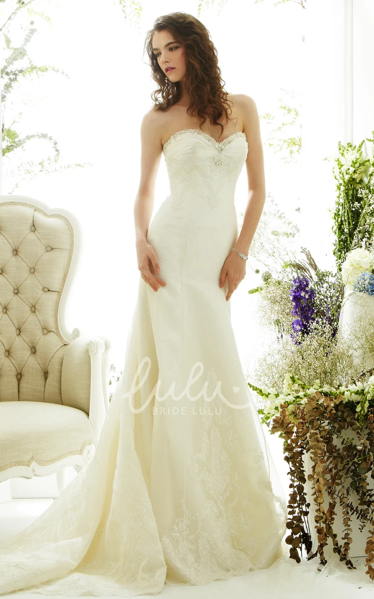 Lace Sleeveless Wedding Dress with Sweetheart Neckline and Appliques Sheath Style