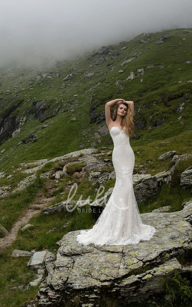 Sleeveless Lace Sheath Wedding Dress with Sweetheart Neckline