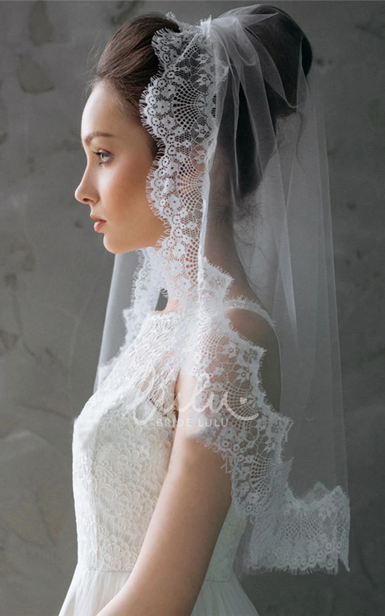 Short Bridal Veil with Tulle and Lace Applique