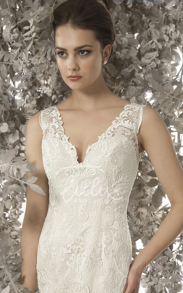 Mermaid Lace V-Neck Wedding Dress with Appliques and Court Train